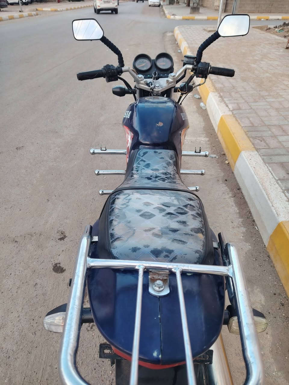 السلام عليكم ورحمة الله وبركاته دراجه للبيع نضيفه مثل ما موضح بلصورة دراجه مكفوله من سرقه و تجي تاخذها من باب البيت و أي مستمسك اني حاضر موديلها 22 سعرها 750 و بيها مجال      ***********
