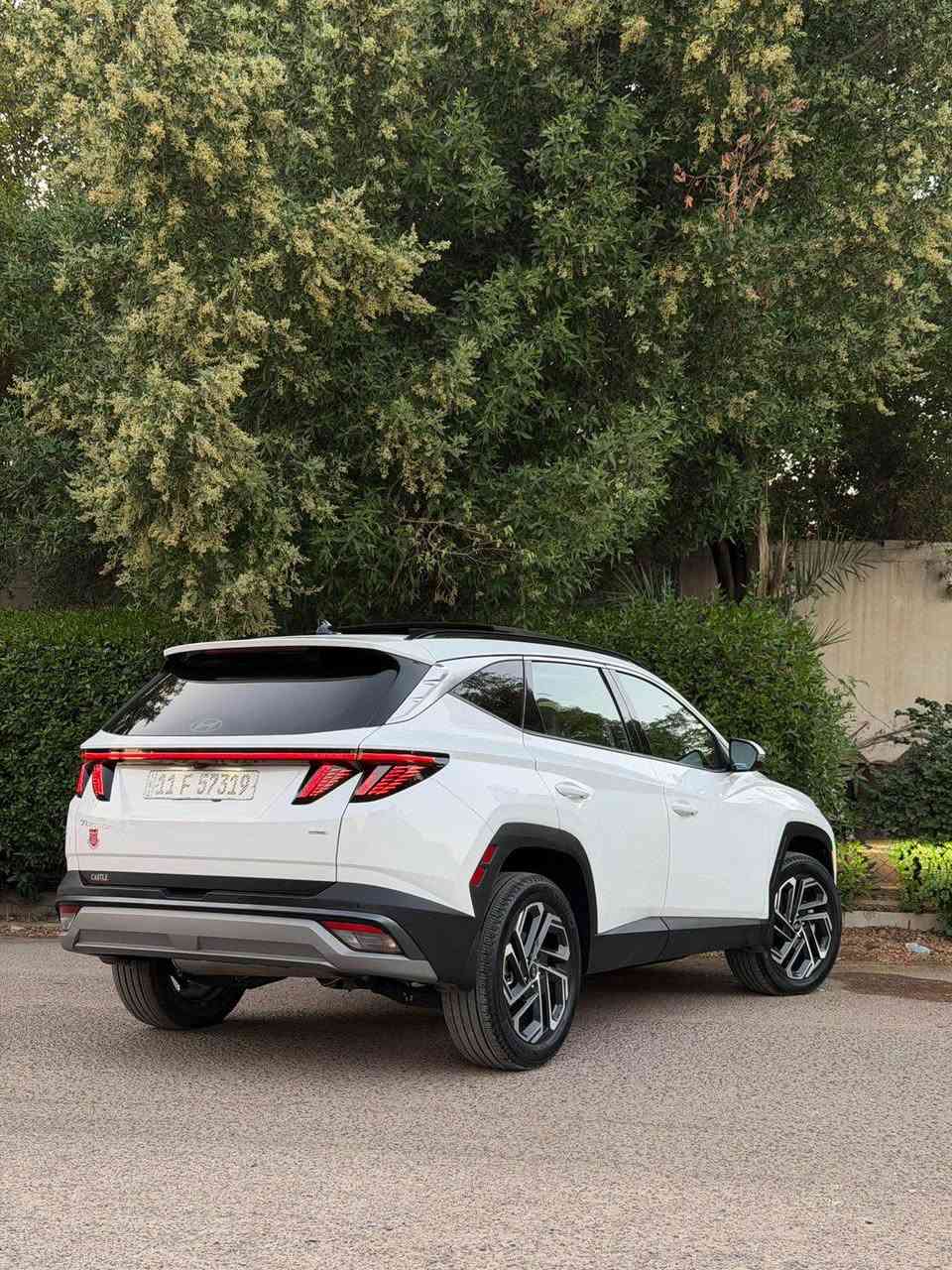 2025 Tucson limited 
توسان لمتد اعلى مواصفات لون ابيض واود امريكي 
فور ويل
رقم بغداد 
ضرر بسيط  جداً جداً بجم كبس 
فقط جزء من الباب الخلفي مصبوغ وجزء من الجاملغ الخلفي مصبوغ اثر شخوط وتكحيل بالجاملغ الامامي 
باقي السيارة كفالة  
بدون ايرباك بدون ايرباك 
السيارة جديدة ودخول جديد واخت الزيرو بعدها 
ماشية 15 الف ميل 
1- محرك 2500 بانزين 
2- بانوراما 
3-اربع كامرات امامي وخلفية وجانبية بالمرايات 
4- حساسات امامية وخلفية ١٢ حساس
5- رادار امامي وجانبي وخلفي نقط عمياء 
6-تتقدم وترجع بالبصمة 
7- كشنات جلد اسود وكهرباء الاماميات 
8- تبريد وتدفئة كشنات امامية وستيرن تدفئة وكشنات خلفية تدفئة 
9- كير تعليك و شفتات ستيرن 
10-خزن كشنات
11-لايتات عدسات تختلف عن العادي
12- صندوق كهرباء ومن تقترب منة يفتح  
13- داتا شو تعرض على الجامة الامامية 
14- سستم صوت Bose مع دمام بالصندوق
15-اوتو هولد
16- مساعدة النزول من المنحدرات 
17-شاحن تلبفون واير ليس 
18-حساس قراءة العين 
19-الوان داخلية تتغير ١٠ الوان بيها 
20- انارة داخلية led 
21-شحن تايب سي 
22- ويل كب حجم ١٩ 
23- شاشة كبيرة ابل كار بلي واندرويد اوتو 
السيارة جديدة ومابيها اي نقص 
مكان السيارة بغداد
السعر 233$ وبيها مجال 
*********** بغداد, العراق
