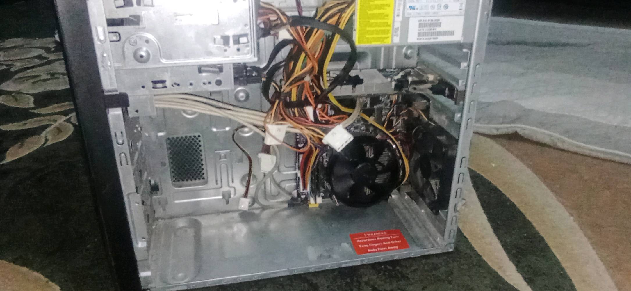 حاسبة مكتبية للبيع. تحتوي على معالج إنتل كور i5 بسرعة 3.30 غيغاهرتز وذاكرة عشوائية بحجم 10 غيغابايت، بالإضافة إلى قرص SSD بسعة 128 غيغابايت. نظام التشغيل المثبت هو ويندوز 10 برو. الحاسبة بحالة جيدة وتعمل بكفاءة عالية مناسبة للأعمال المكتبية والاستخدام اليومي.