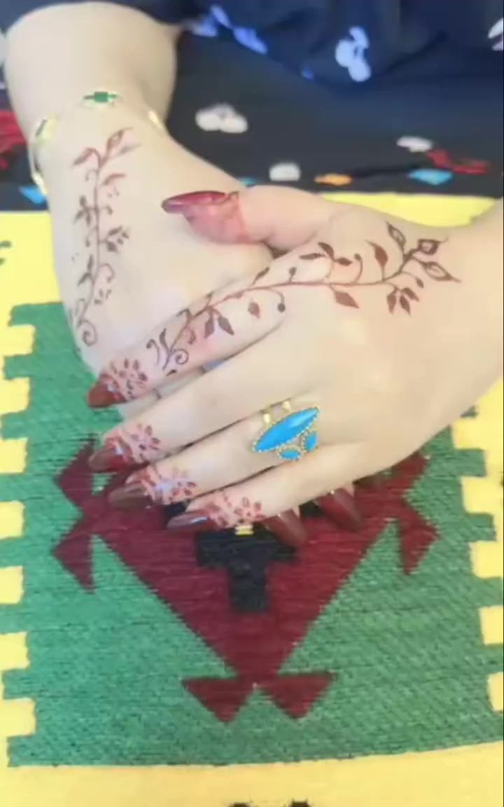 عروووووض العيد كل بنات اثنين الثالثة مجاني(نقش حنة)
لارا لاونج ترحب بكم 💓🌹🌹🌹🌹
نقش حنة 
توريد 
جل اكستينشن 
سترونك
ابوغريب/حي الصديق🌍
لحكوا على عروض العيد قبل لاتخلص💓💓💓💓
للحجز الاتصال وواتساب(***********)
