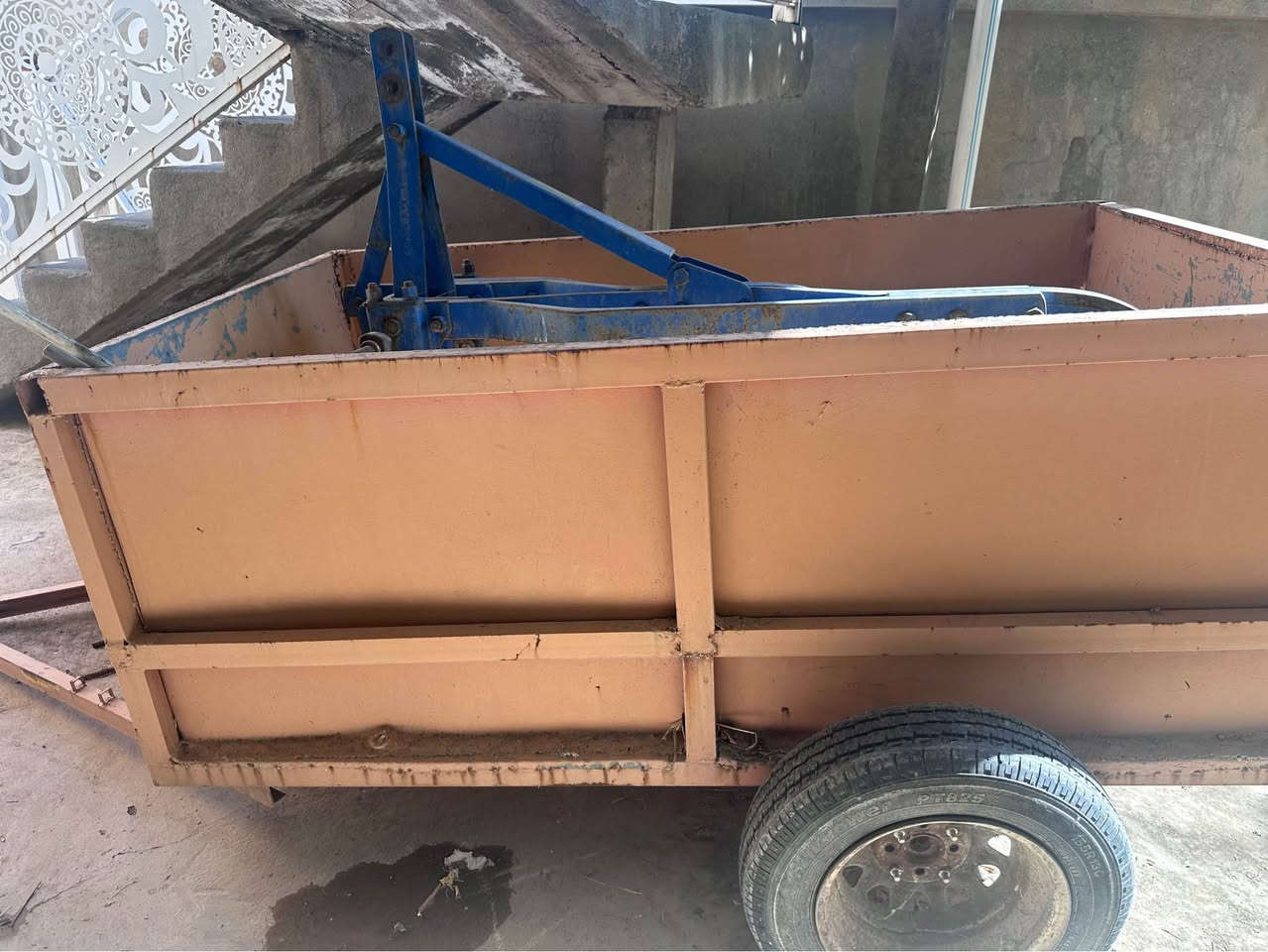 گاسنی تورکی رەقەم (١٠) ئایدن زۆر زۆر نوێیە وەک وێنەکەیە و عەرەبانەیەک بە قیاسی ( درێژی ٢ مەتر پانی ١ مەترو ١٠ سانتیم قوڵی ٧٠ سانتیم ) نرخی کۆتایی (١٩٠٠٠٠٠)یەک ملیۆن و نۆسەد هەزار دینار ژ.مۆبایل (***********) لە شەقڵاوەم شقلاوة, أربيل

