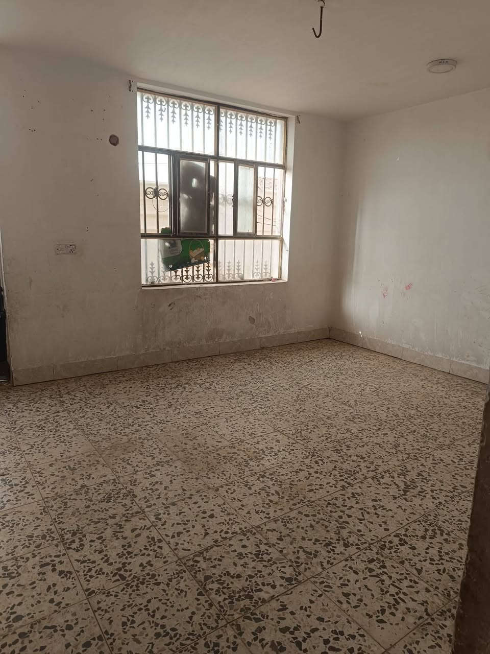 مكتب دالاليه الشريفي شقه للايجار حي العسكري شارع 80 قرب مخبز مهند  ***********
