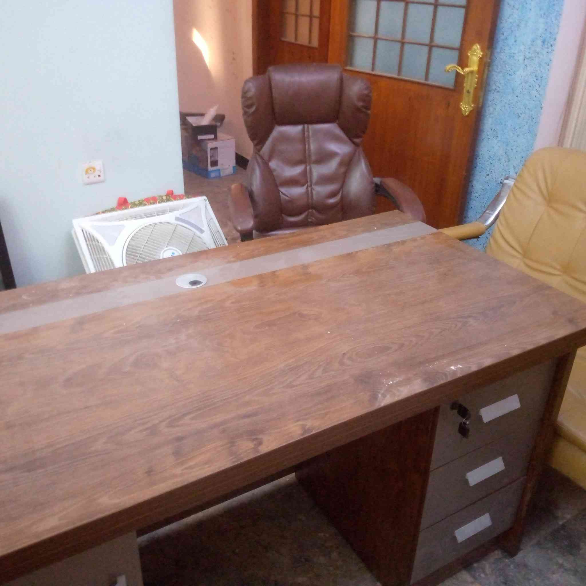 السلام عليكم غراض مستعمله شي قليل البيع كرسي وميز ومقعد جلد يرهم مكتب ومحل وصيدليه ومكتب عقار  ويوجد توصيل مكلف ب النشر الاستفسار الاتصال على الرقم ***********
***********
