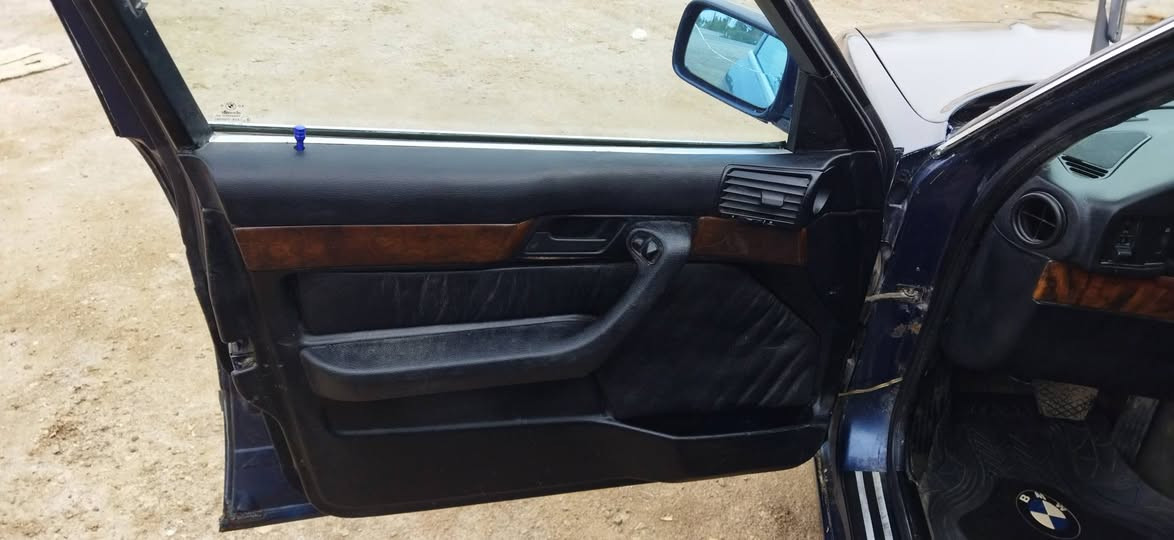 سلام عليكم 525 محوره 3000،VVt
تبريد 
فتحه  
بجم عريض  
رقم بغداد  
سنويه ساقطه  
ب اسم اخوي  
كشنات كهربائية 
تايرات نظيفات  
حداديه خلفيه  جديده  
الاماميه  تعبانه  
دبلات جديدات  
مكاني ذي قار النصر  
سعرها ٣٨وبيه مجال  
السيارة عوزها صبغ  
***********
