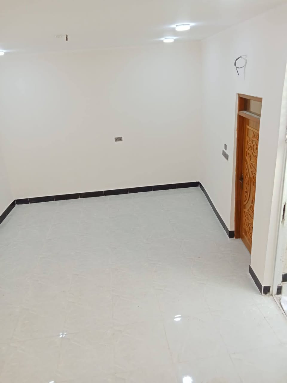 سلام عليكم ورحمه الله وبركاته
بيتين نفس التصميم للبيع العنوان ناصريه حي السبل الثانيه قريب على المدارس مساحه ٢٠٠م البناء بلوك كونكريت غرفتين نوم وصاله وديوانيه ومطبخ  او صحيات
للاستفسار:‏‪***********‬‏
*السعر يكون خاص
