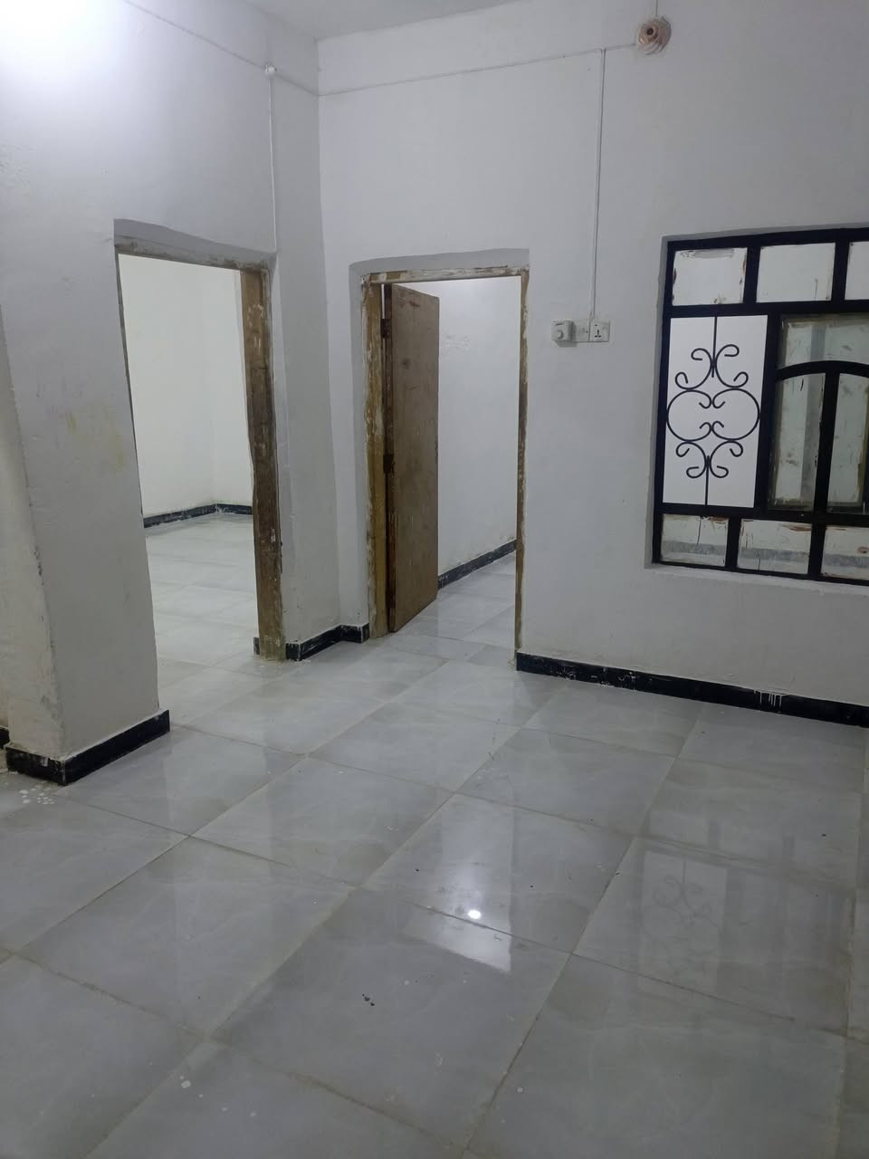 السلام عليكم بيت للبيع حي الحضارة موقع تجاري ع تقاطع شوارع مقابيل ساحات ينفع محلات أو استثمار أو شقق المساحه 100 مربع 10 في 10تبليط ومقرنص جاي يشغلون بي الطابق الأول غرفتين نوم وصاله ومطبخ وحمام وطارمة وحديقة الطابق الثاني غرفتين نوم وصاله البيت نضيف عالي عن الشارع جاهز للسكن يباع نقد ومبادرة سريعه بمقدمة اتصال أو واتساب او تعليق ***********
