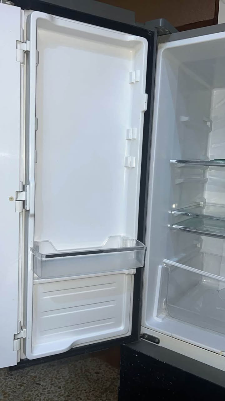 ثلاجه dlc
اربعه ابواب 

بيها كسر بجامه الباب الصغير موضح بصوره 

شغاله كامله مابيها شي 

سبب البيع عدم توفر مكان 
السعر ٤٠٠

***********

