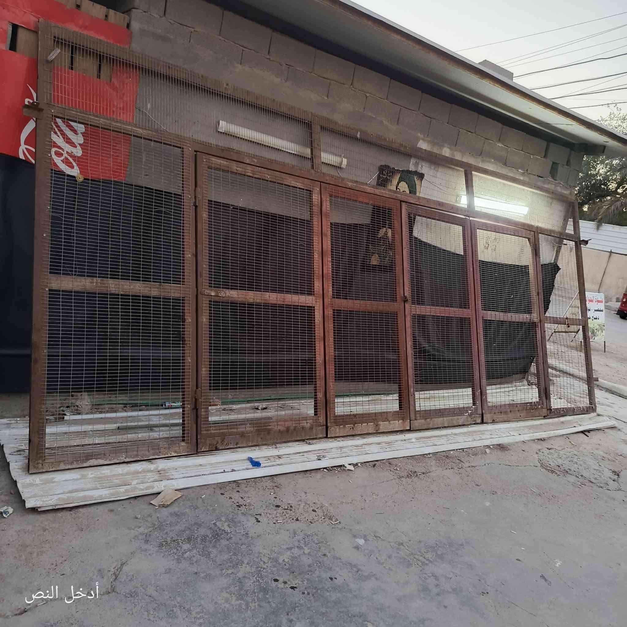 سلام عليكم واجهيه البيع العرض 6متار الرتفاع 3متار 4بوب  ينفتحن و2ثابتات العنوان الشعب هاتف ***********عباس
