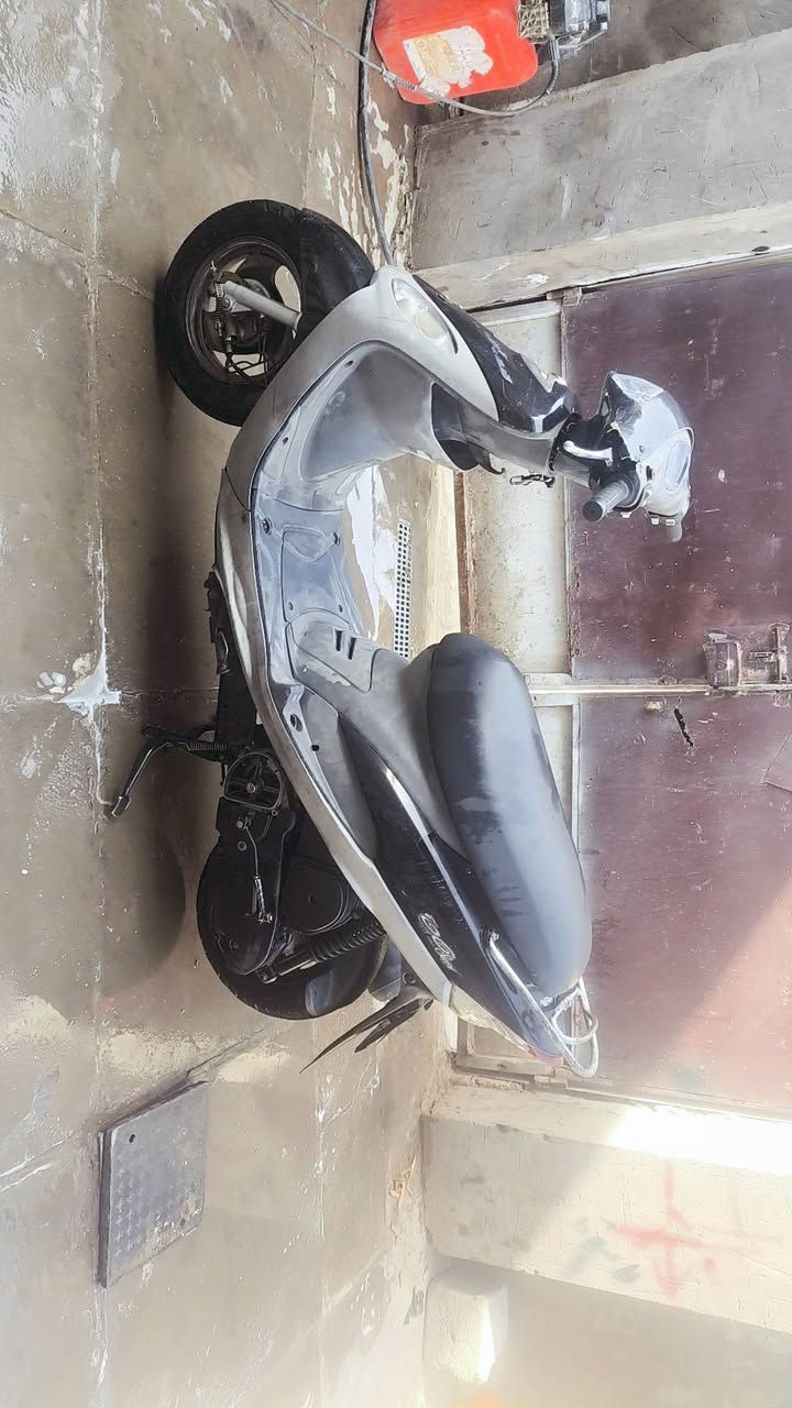 سلام عليكم دراجة ماكس منغولي بوشه55 محرك ناعم لاتنقيص ولا تبخير كهربائيات شغاله سلف هندر لايتات نقص بس دشبول وجاملق  امامي مكسور سعر 350 بي مجال قليل مكاني شعب حي اور سبع قصور. ***********
