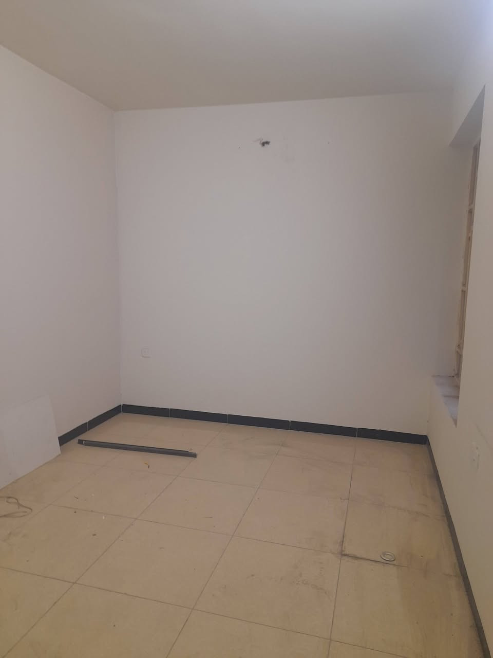 ايجار شقة نظيفة 
غرفتين وصاله مطبخ كبير مع الملحق ❣️السيدية مدخل جامعة الشعب ثالث فرع ع اليسار ❣️٦٠٠ الف دينار قفلها للتواصل***********
