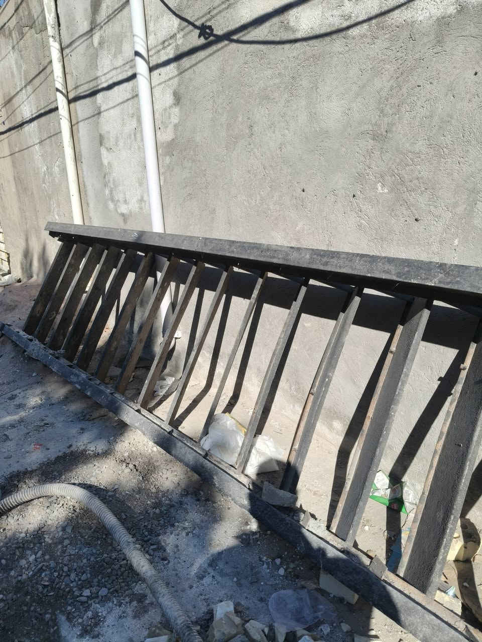 البيع 
درج طول 4متر و20سم
سندويچ مستعمل نظيف
طول 6 متر و50 سم
للتواصل
***********
