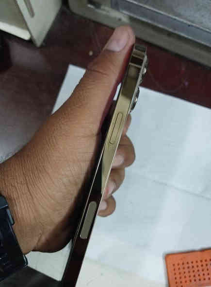 للبيع ايفون 13 ماكس ذهبي لون
ذاكره 256 كيكه .. السعر 600 الف وبي مجال.. 
مكاني بغداد اتصل عادي او واتساب ***********..
