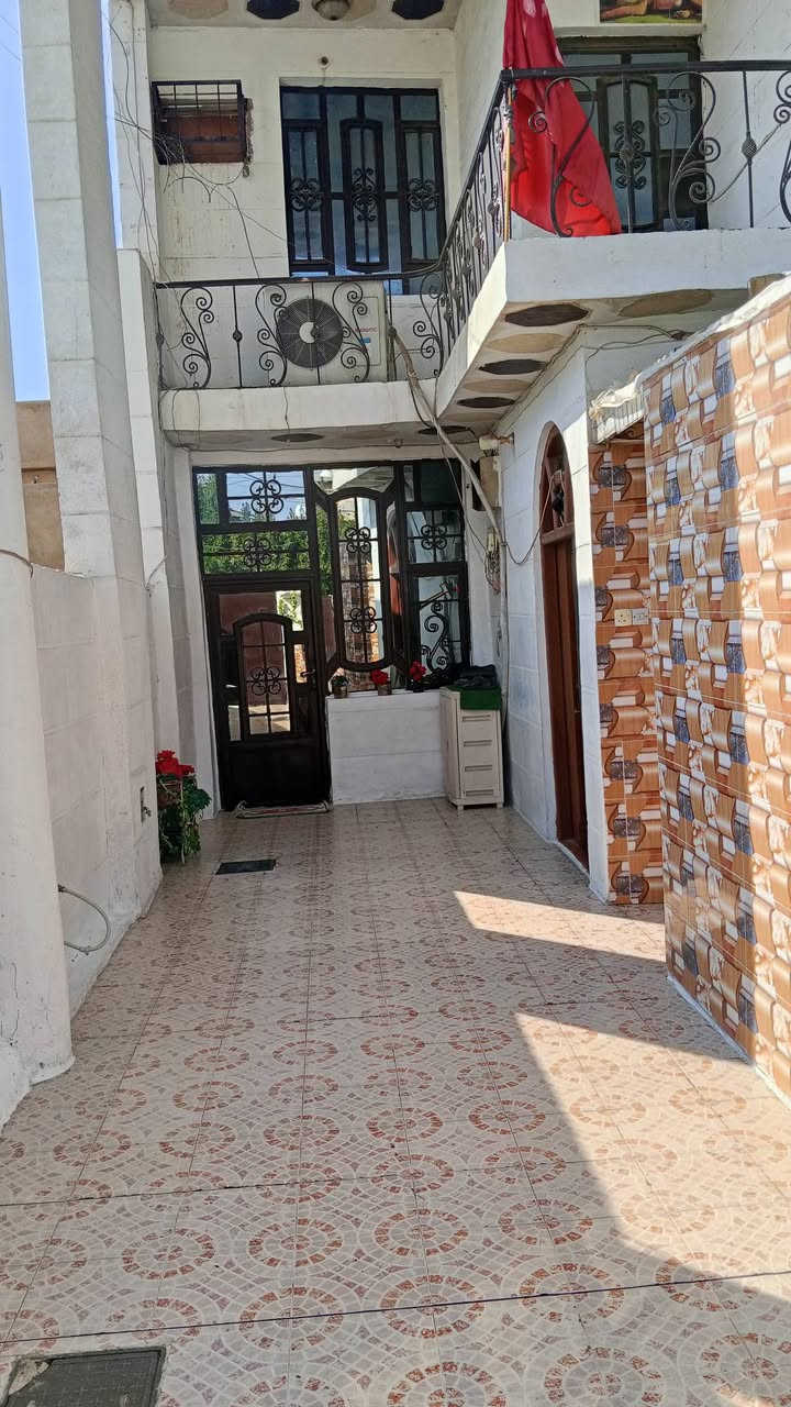 ❤️ فرصة استثمارية نادرة ❤️
🏢 عقار تجاري مميز للبيع – ملك صرف
🔹 الموقع:
بناية بيت تجارية في منطقة المتميزين
بين دور العمال والزهراء
📍 على الشارع الرئيسي مباشرة – موقع حيوي عالي الحركة ومثالي للاستثمار
🔹 المساحة:
▪ المساحة الكلية: 260 م²
▪ الواجهة: 10 م
▪ العمق: 26 م
🔹 تفاصيل العقار:
العقار عبارة عن بناية من طابقين بتصميم عملي واستثماري ممتاز:
🔸 الطابق الأرضي:
✔ محلات تجارية مؤجرة/قابلة للتأجير
✔ بيت سكني متكامل يتكون من:
3 غرف نوم
صالة استقبال
مطبخ
هول
صحيات
🔸 الطابق الثاني:
✔ شقة سكنية متكاملة تتكون من:
3 غرف نوم
مطبخ
هول مفتوح
صحيات
🔹 مميزات العقار:
⭐ موقع تجاري ممتاز
⭐ واجهة على شارع رئيسي
⭐ مناسب للاستثمار أو السكن مع دخل شهري
⭐ بناء مرتب ومساحة عملية
⭐ ملك صرف وجاهز للبيع
📞 للاستفسار والمعاينة:
📱 ***********
او تتفضل عندي الخاص مفتوح !!
