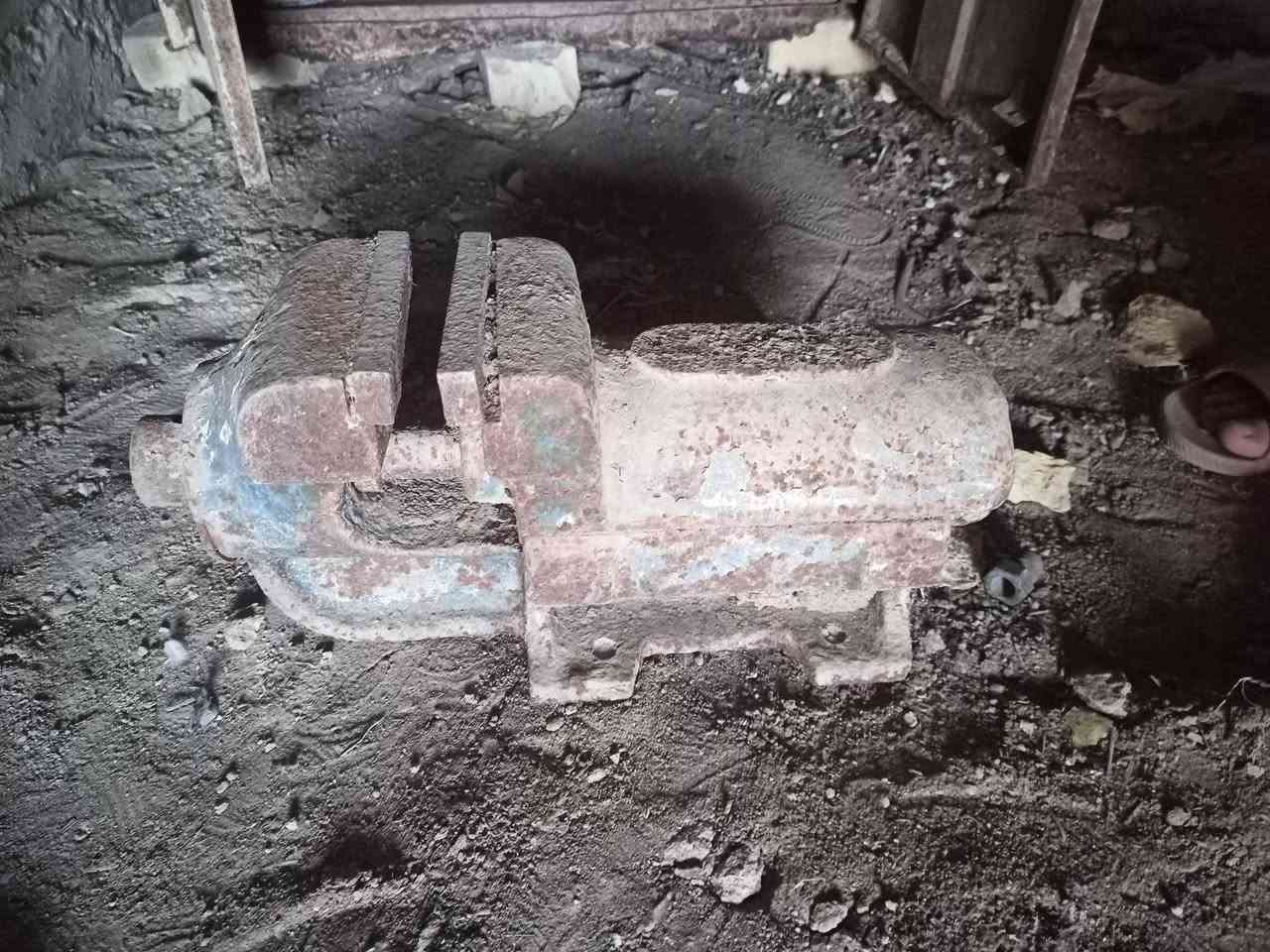 غراض للبيع 
مكينة لحام + منغنه + كتر + سلسلة رفع 
سعرهن للاستفسار على الرقم ***********
مكاني القرنه الشرش
