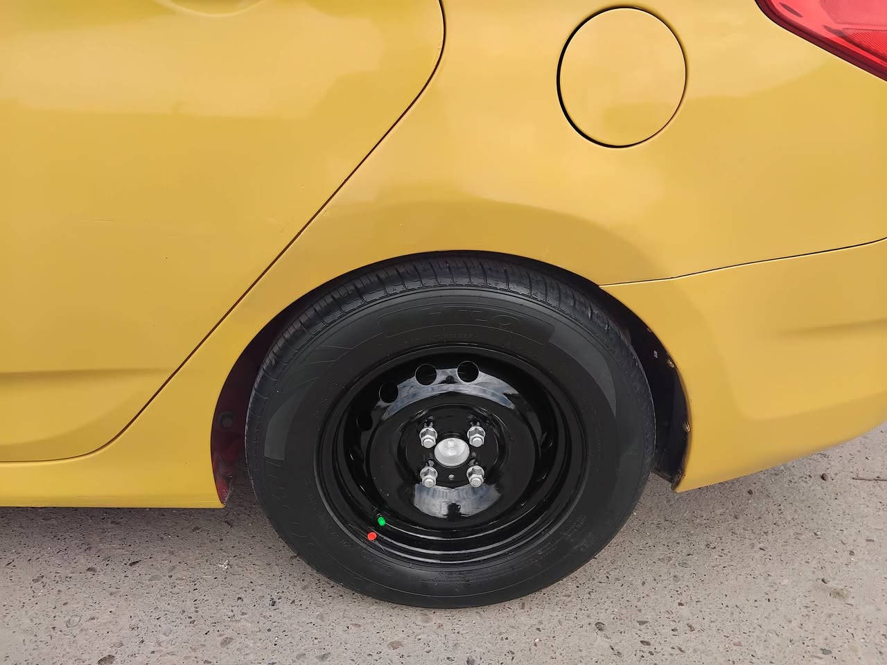 السلام عليكم للبيع أكسنت موديل 15 مكفول من الضربه والتبديل ليبل واحد محرك 1600 كير تبريد تدفئة صدر أمامي اوخلفي جديد تخم تاير رقم بغداد انكليزي جديد تحويل ثاني هيئة وغرمات مصفرينها السياره جاهزه مال جناي احله من الصور داخلها جديد  للإستفسار *********** مكان بغداد
