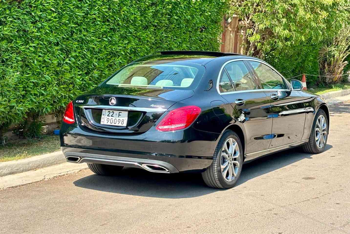 السلام عليكم 
مرسيدس c300 موديل 2018
ماشيه 61 الف
 (رقم أربيل سنويه باسمي )
وارد امريكي بيه صبغ ربع بند او جاملغ امبدل لون بدون دواخل ايرباك برده وستيرن راجع سستم 
مواصفاته:- بنوراما ،داخل ابيض ،5بصمات ،
لايت زينون ،لد امامي خلفي،كامره خلفيه دواره ،ويل حجم 18 ،نضام ترحيب ،مودات قياده ،مقاعد كهرباء وخزن ،ستيرن كهرباء ،
مكان السياره المنصور 
السعر (20.000$)يعني 200 ورقه 
*********** بغداد, العراق
