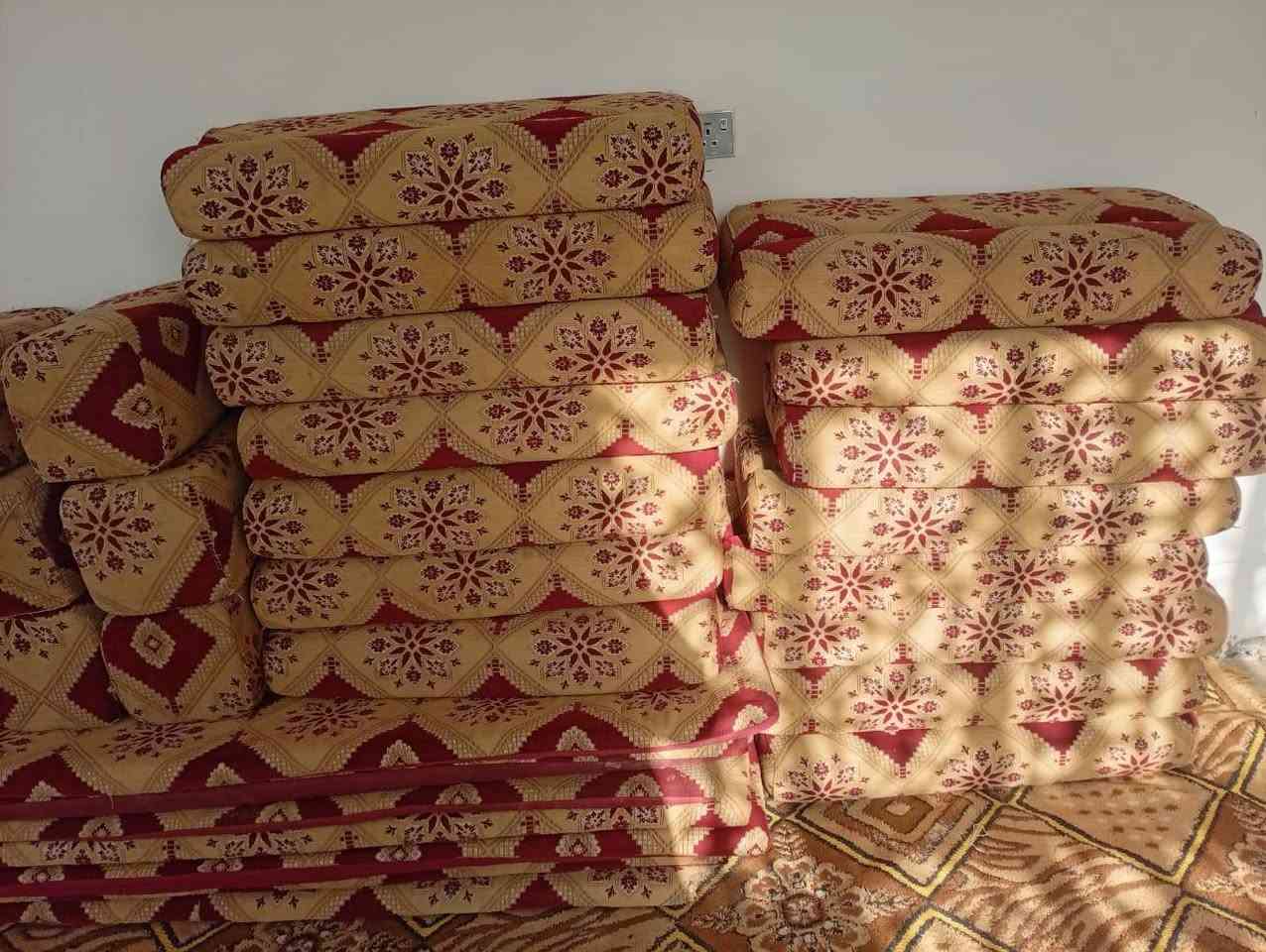 ديوان مستخدم للبيع نظافته ٧٠%100 7دواشك 9تكيات 14مساند ظهر 2زاويا بسعر مناسب مكاني
***********
