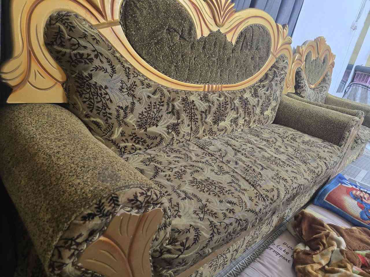 تخم للبيع ٢قنفات و٤كراسي نظيفات ومرتبات قوي جدآ
مراجعة الرقم ***********
