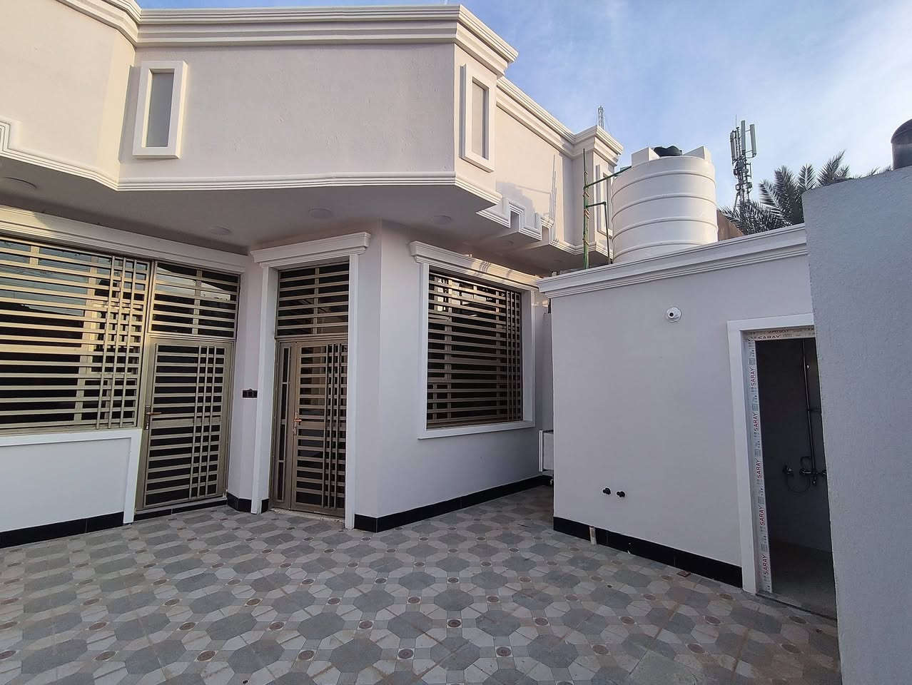 بسم الله الرحمن الرحيم
بيت مساحه 200 طابق واحد مكون من كراج صحيات خارجيه وداخليه استقبال مطبخ صاله غرف 2 
الموقع التفيج على شارع اربعين 
للاستفسار على الرقم التالي ***********
للاستفسار بشكل مفصل عند مكتب عقارات السبطين في شارع الحسينيه
