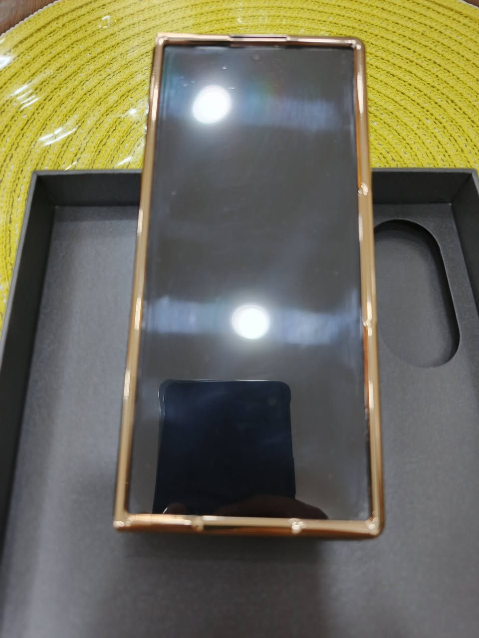 للبيع جهاز Samsung Galaxy Z Fold7
نسخة الشرق الأوسط – خطين – سعة 256GB
الجهاز نظيف جداً بحالة الوكالة، استخدام خفيف جداً، لا يوجد أي خدش أو أثر استعمال نهائياً.

المواصفات:
• المعالج: Snapdragon 8 Elite for Galaxy
• الرام: 12GB
• الذاكرة: 256GB
• الشاشة الداخلية: 8.0 إنش Dynamic AMOLED 2X بدقة عالية و120Hz
• الشاشة الخارجية: 6.5 إنش Dynamic AMOLED 2X 120Hz
• الكاميرا الخلفية:
200MP أساسية
12MP واسعة
10MP تقريب بصري 3X
• تصوير فيديو 8K
• بطارية 4400mAh
• شحن سريع + شحن لاسلكي
• مقاوم للماء والغبار IP48
• يدعم 5G
• بصمة جانبية سريعة
• سماعات ستيريو Dolby Atmos

الجهاز ممتاز جداً ولا يحتاج أي مصروف، مع كامل الملحقات.

للتواصل خاص.
***********
