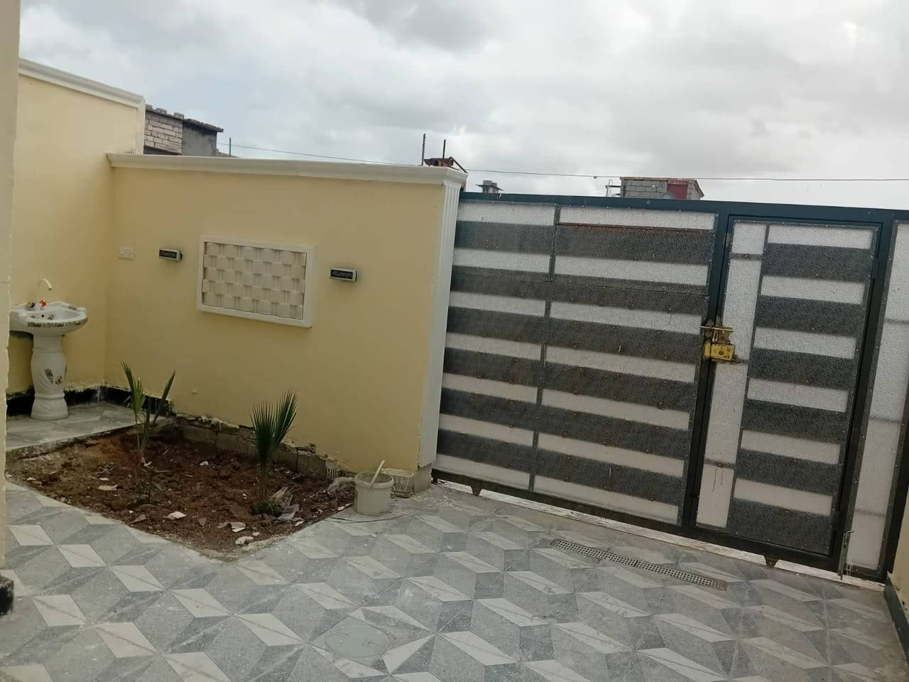 #اسعد_الله_اوقاتكم_بكل_خير
هذا البيت لايفوتك سعر مناسب جداً

#جنس_العقار :: ملك صرف زراعي عراقي نموذج 25

المكاتبة مع صاحب الأرض مباشر 

……………

#المساحة :: 210م / الواجهة 10 والنزال 21

#الخدمات :: ماء كهرباء شارع 10م أنارة 

#موقع_خدمي :: سيارات لمركز البصرة / وداخل القضاء

العنوان :: البصرة - إبي الخصيب العوجه شارع السندباد 

#يحتوي ::  كراج . صحيات خارجية

حديقة واسعة . للبيت #ثلاث_مداخل :: مدخل صالة

مدخل أستقبال . مدخل للمطبخ . مناور عدد 2

أستقبال . مطبخ . موزع غرف . ثلاث غرف منام . درج .

صحيات داخلية . صالة معزولة عن موزع 

…………..

البناء 2026 / حديث كونكريت .

………….

#السعر_المطلوب :: 110 مليون وبي مجال بسيط

…………
#لاستفسار الاتصال على الهاتف 📞📳
📳((*********** ))📳
