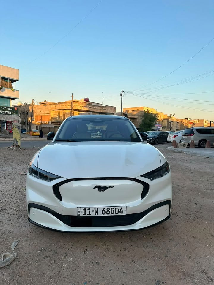 ورد موستانج ماك-إي (Mustang Mach-E) للبيع ⚡
النوع: فورد موستانج ماك-إي (كهربائية بالكامل).
 اللون: أبيض / داخلية جلد فاتح وفخمة.
 المواصفات:
 سقف بانوراما زجاجي كامل.
 شاشة عملاقة وشاشة عدادات رقمية.
 حساسات وكاميرات ورادار مساعدة سائق.
 أضاءة فول LED هجومية.
 الرقم: بغداد (ألماني جاهز للتحويل).
 الحالة: نظيفة جداً بحالة الزيرو جاهزة للركوب.***********
