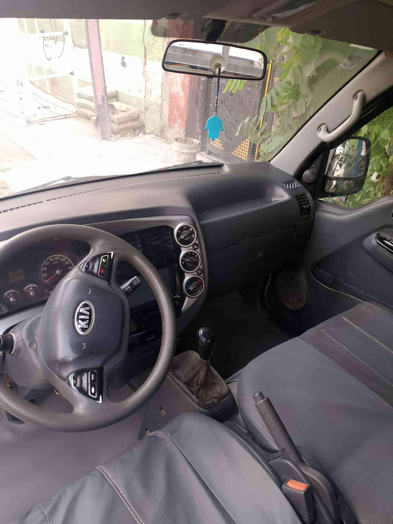 السلام عليكم ورحمة الله وبركاته كيا حمل للبيع موديل 2016
رقم واسط إنكليزي السياره خير من الله بسمي تحويل ثاني يوم السياره سونار موجود بلمنشور كما موضح بلصوره وبعد احله السعر 118 وبيهه مجال حق الجيه العنوان بغداد مدينه الصدر الأورفلي الرقم *********** علاوي الحجي الحجي
