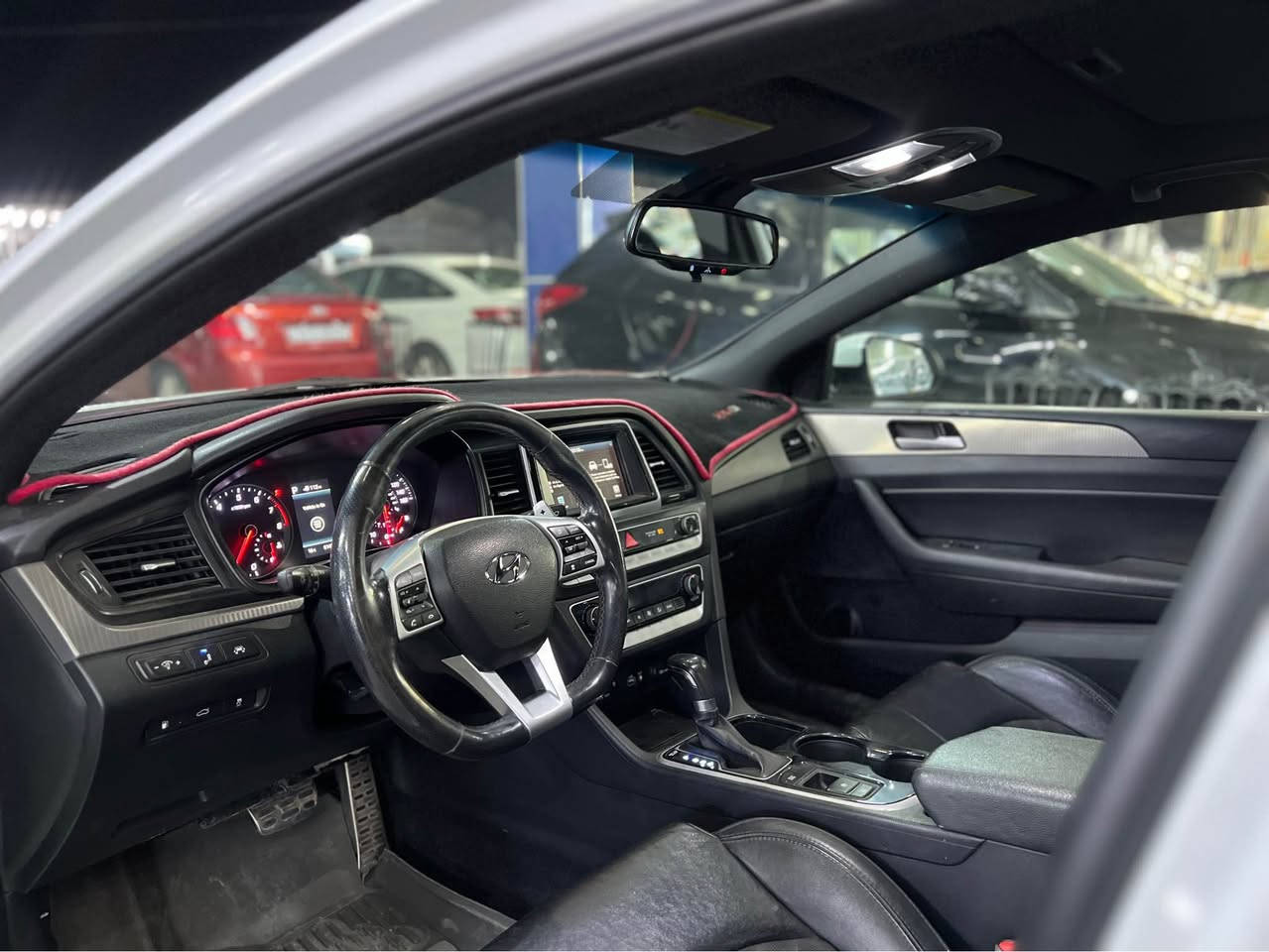 سوناتا 2019 امريكي سبورت فول مواصفات
بانوراما +قطعتين تبريد + جلد+ شفتات ستيرن+شاشة كبيره 
حادثها في امريكا ( جاملغ ايمن و ربع بنيد) 
مكان السياره ( النجف الاشرف) 
***********

السعر = 126$ وبيها مجال النجف, العراق
