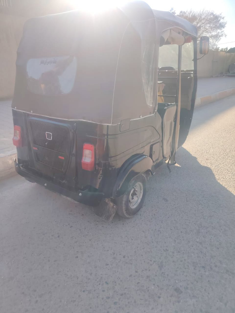 سلام عليكم تكتك 2022للبيع
مصبوغه صبغ عام وبيها قليل خياسات 

سعر 7وبيها مجال
***********
