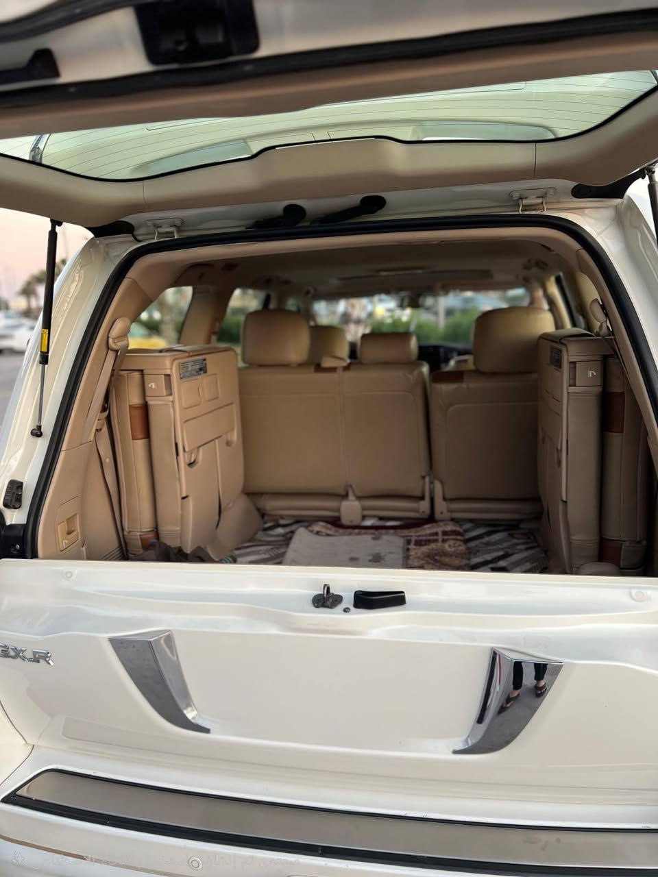 ​👑 لاندكروزر "وكالة ساز" - نظافة ومواصفات مميزة 👑
للبيع تويوتا لاندكروزر بمواصفات الوكالة، جاهزة للاستخدام:
​المحرك: 6 سلندر (V6).
​المسافة المقطوعة: 109,000 كم.
​المنشأ: وارد وكالة ساز.
​الرقم: أربيل (لوحة ألماني إنجليزي).
​المواصفات: كاميرات محيطية 360° 
تشغيل عن بعد 
بصمة عدد اثنين 
لايتات امامي زنون 
حساسات امامي وخلفي 
| دعاميات بلادية أصلية.
​الفحص: تقرير السونار مرفق بالصور (شرط الفحص).
​📍 مكان السيارة: بغداد.
✨ الحالة: السيارة بحالة جيدة جداً ولا تحتاج لأي مصاريف.
​📞 للتواصل والاستفسار:
***********
