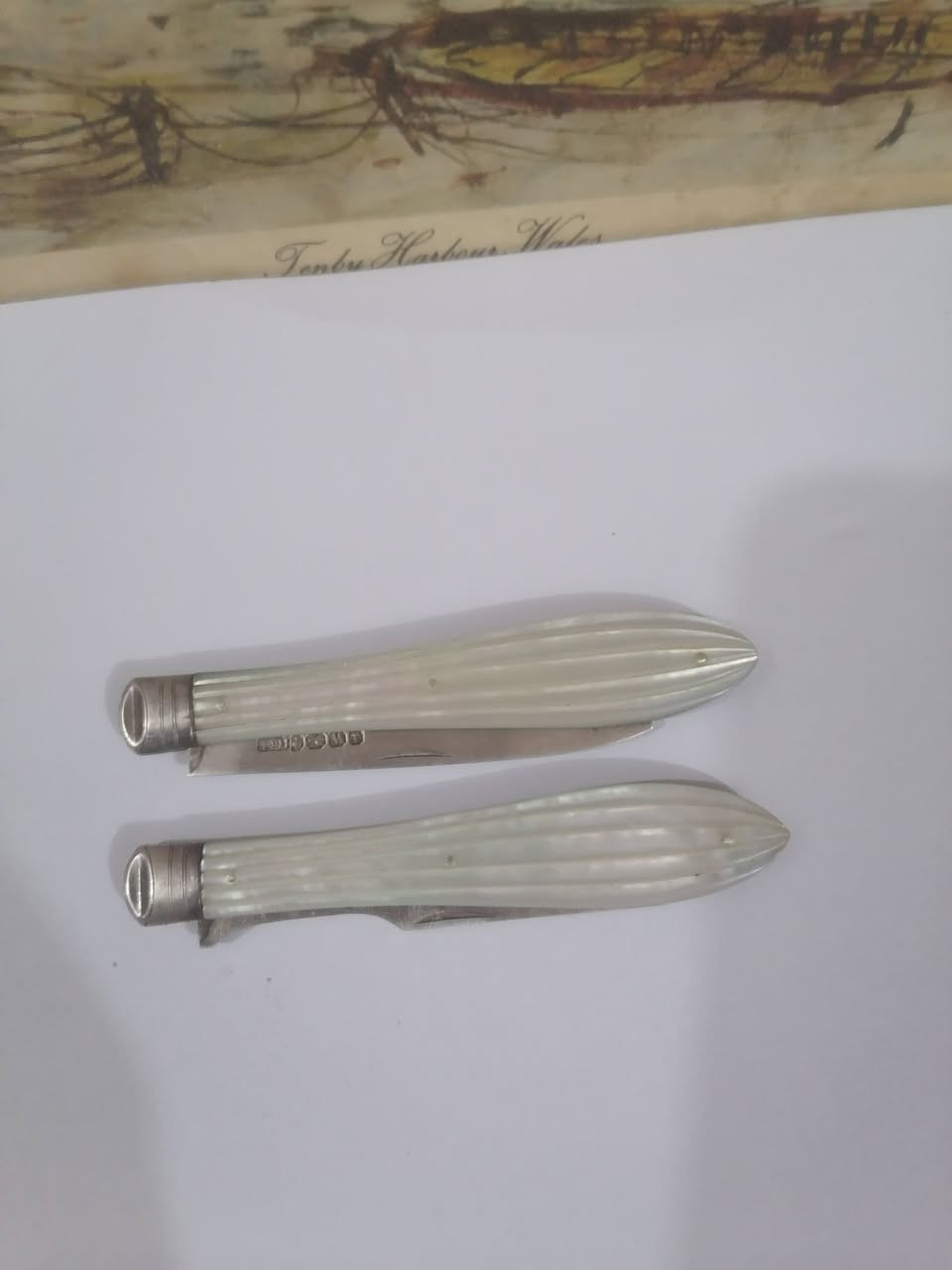 سكين وشوكة فاكهة من الفضة واللؤلؤ، يعود تاريخها إلى العصر الفيكتوري، تحمل علامة شيفيلد 1879 من صنع توماس ماربلز..
الوزن الكلي 37 غرام
السعر خاص


**إذا كنت صاحب هذا الإعلان وتريد حذفه لأي سبب، رجاءا أرسل رسالة إلى الدعم الفني**