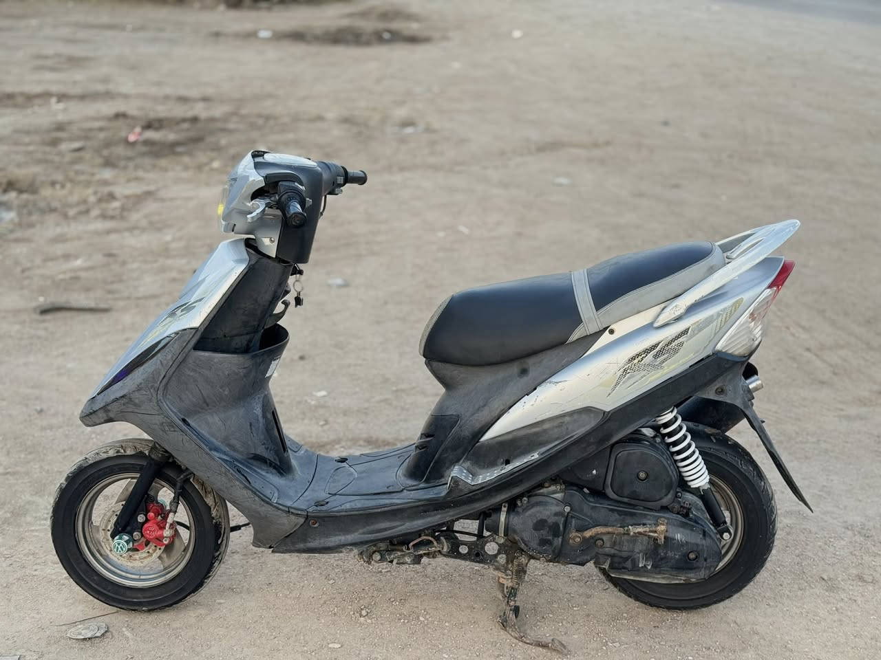 السلام عليكم ماكس عدله ((اول فتحه اله ٤٩ ))الدراجه كله بلادي ومختمه ختم واحد مكينه ناعمه نهضه حلوه معدل حلو كهربائياة كله شغاله لايت اشاير سلف هندر دبلات امامي خلفي كزوز اف ام العالي 
مكاني//قرنه//نهر الباشا
رقمي//***********
السعر//٦٥٠ وبيه مجال ((بيع او مراوس))
