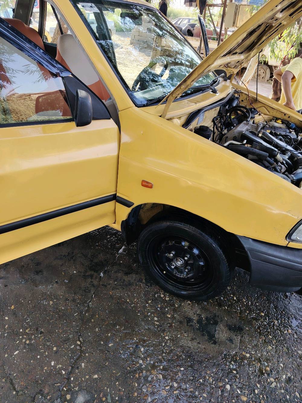 السيارة سايبا 131 SX لون أصفر، شكلها مرتب ونظيف من داخل وخارج، ومبين عليها شغل مرتب على الهيكل والصالون. المكينة مفتوحة ومبين وضعها نظيف، والسيارة بيها جنط حديد وتنجيد داخلي جديد تقريباً، وتصلح للاستعمال اليومي. اللي مهتم يتواصل وياي للمشاهدة والمعاينة.
