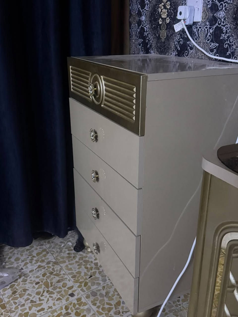 سلام عليكم غرفة نوم للبيع سعر مليون و بيه مجال للاستفسار الاتصال على ***********
