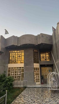 السلام عليكن  بيت للبيع آلموقع حسينية المعامل شارع التيوتات المساحه ٣٧...
