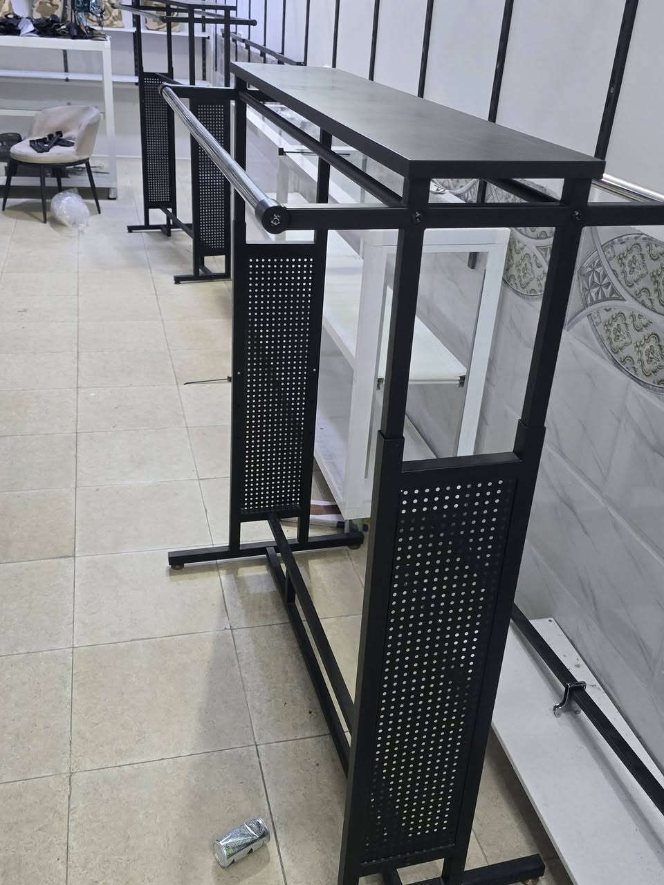 تجهيزات محل ملابس 
استاندات عدد ٢ 
صدر ملكان عدد ٢٧
ميز عدد ٤ 
ميز جام عدد ١
باترينه عدد ٢ 
سبلت ٣ طن 
مستخدم شي بسيط وكلشي بسعره ومناسبات جدا
***********
