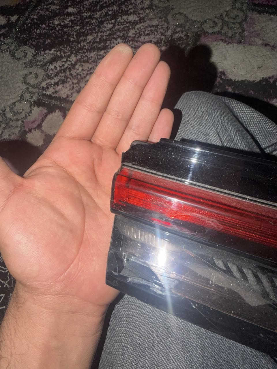 السلام عليكم
*مسطرة خلفية كراون خلفيه 23-26 
تفصيخ امريكي بيها ضرر بسيط موضح بالصور واغلب قطعها المكسوره وياها 
* علامة خلفيه كامله مع القاعدة 
***********
