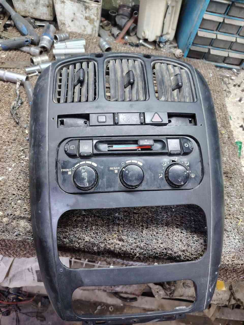 سلام عليكم غراض دوج كرفان للبيع
مازدات عدسه اصلي 75
شباك30
كفر بدنه 40
وجها تبريد40
مطريه ماسحات 25
مكاني دوره حي لصحه
***********
***********
