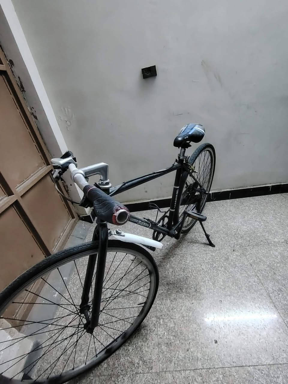 السلام عليكم بايسكل سي700 بيع او مراوس بناتي جاهز للاخير ترايك كبل للشارع نقص بس واير كير واير بريك جاهز كير مكينة تايرات كلة شغال العنوان بغداد الشرطة الرابعة اي ستفسار متواجد خاص *********** السعر 145
