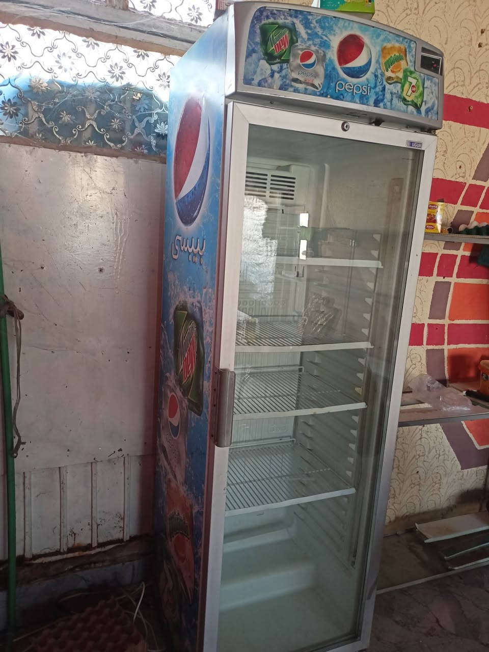 السلام عليكم
يوجد عارضة عدد 2 
رفوف عدد اثنين 
واحد طول 4 م وارتفاع متر ونص 
والاخر طول 3 م وارتفاع متر ونص 
متواجد عل رقم فقط ***********
