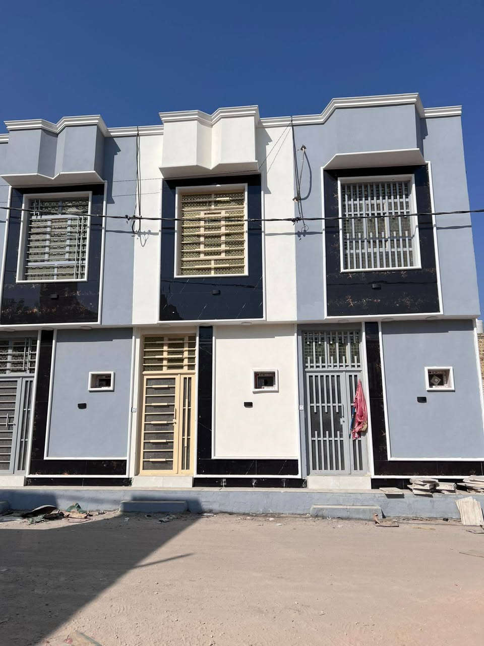من المخطط.. إلى أرض الواقع! 🏗️ لوحة هندسية جديدة تكتمل بأيدي كادرنا البطل.
​بفضل الله وتوفيقه، مستمرون بتقديم الأفضل لأهلنا الطيبين في (كربلاء، النجف، والحلة). نصل إلى المراحل النهائية لتسليم إحدى واجهاتنا المودرن المميزة، وبأعلى معايير الجودة والمواصفات.
​ليش تختار شركة أُسس كربلاء لبناء بيت العمر؟ 🤔
🧱 مواد درجة أولى: نستخدم أفضل المواد الإنشائية بالسوق (طابوق جمهوري نقي خالي من الأملاح، حديد تسليح أصلي، وتأسيسات بمواصفات ممتازة).
👷‍♂️ إشراف هندسي 100%: تنفيذ دقيق لكل شبر بالمخطط ومتابعة مستمرة من كادرنا الهندسي خطوة بخطوة.
💰 الأسعار والراحة: تبدأ أسعارنا من 350 ألف دينار للمتر فقط، مع نظام دفعات مريح (4 دفعات) يسهل عليك إدارة كلفة البناء.
📜 أمان وضمان قانوني: ثقتكم هي الأهم، لذلك كل دفعة مادية موثقة بعقود رسمية ووصولات أمانة تضمن كامل حقوقك المالية والقانونية.
​تشرفنا زيارتكم لمقرنا الرئيسي للجلوس مع المهندس المختص وحساب كلفة أرضكم (الكشف والتخمين مجاني بالكامل!):
📍 الموقع: كربلاء المقدسة - حي الإطارات - مقابل مجمع الحسناوي التجاري.
​📞 للاستفسار والتواصل المباشر (اتصال أو واتساب):
***********
​🎬 تابعوا كواليس وجولات العمل الحية على حسابنا في التيك توك: @ossoss.karbala
​#شركة_أسس_كربلاء #مقاولات_العراق #بناء_بيوت #تسليم_مفتاح #ترميم_منازل #كربلاء #النجف #الحلة #تصميم_هندسي #واجهات_مودرن
