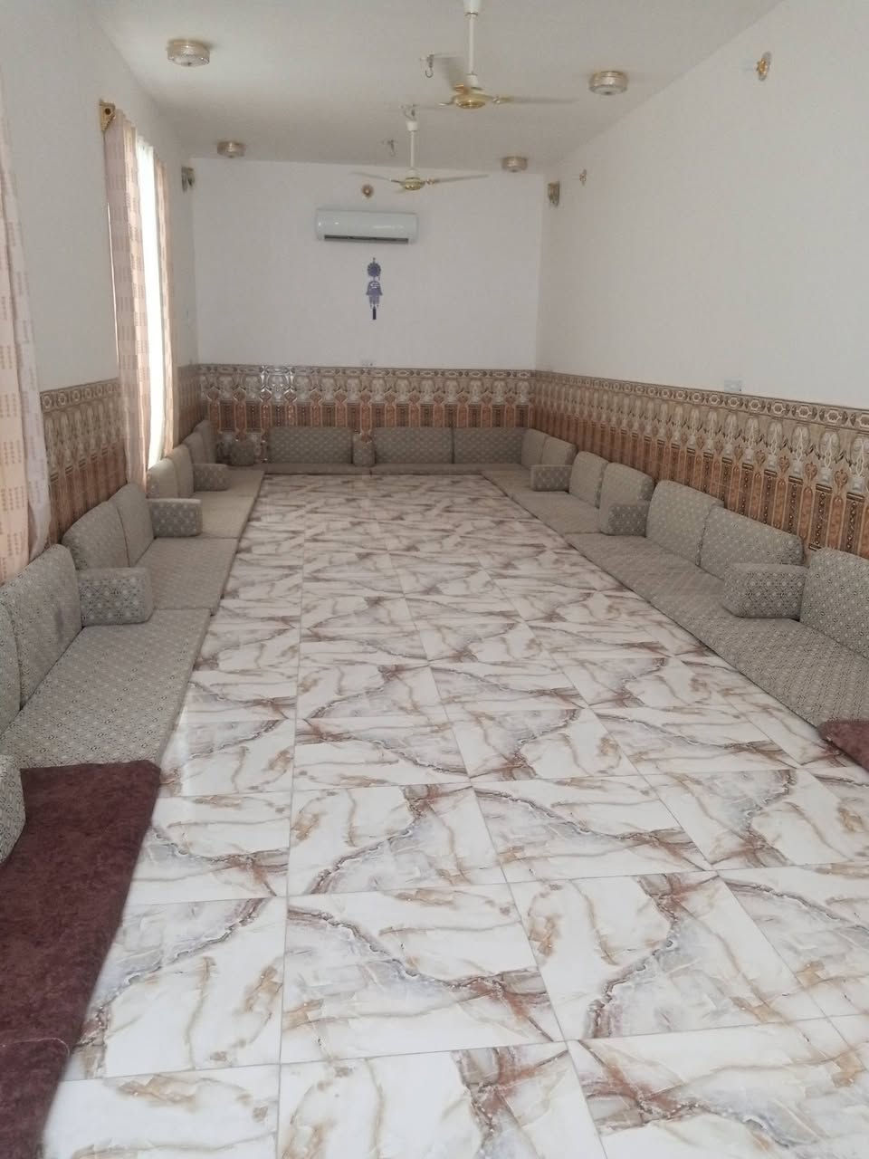 سلام عليكم بيت للبيع في حي الحكيم الأولى مساحةالبيت 600متر متوفر جميع الخدمات  يتكون البيت من ديوانيه خارجيه هيه وصحياته ستقبال 10متر+غرف نوم 3+مطبخ+حمام داخلي +صحيات البيت خارجيه بستان كامل في البيت مستعجل على البيع كلش تواصل على هذا رقم بي واتساب او تتصل على رقم او ماسنجر
***********
