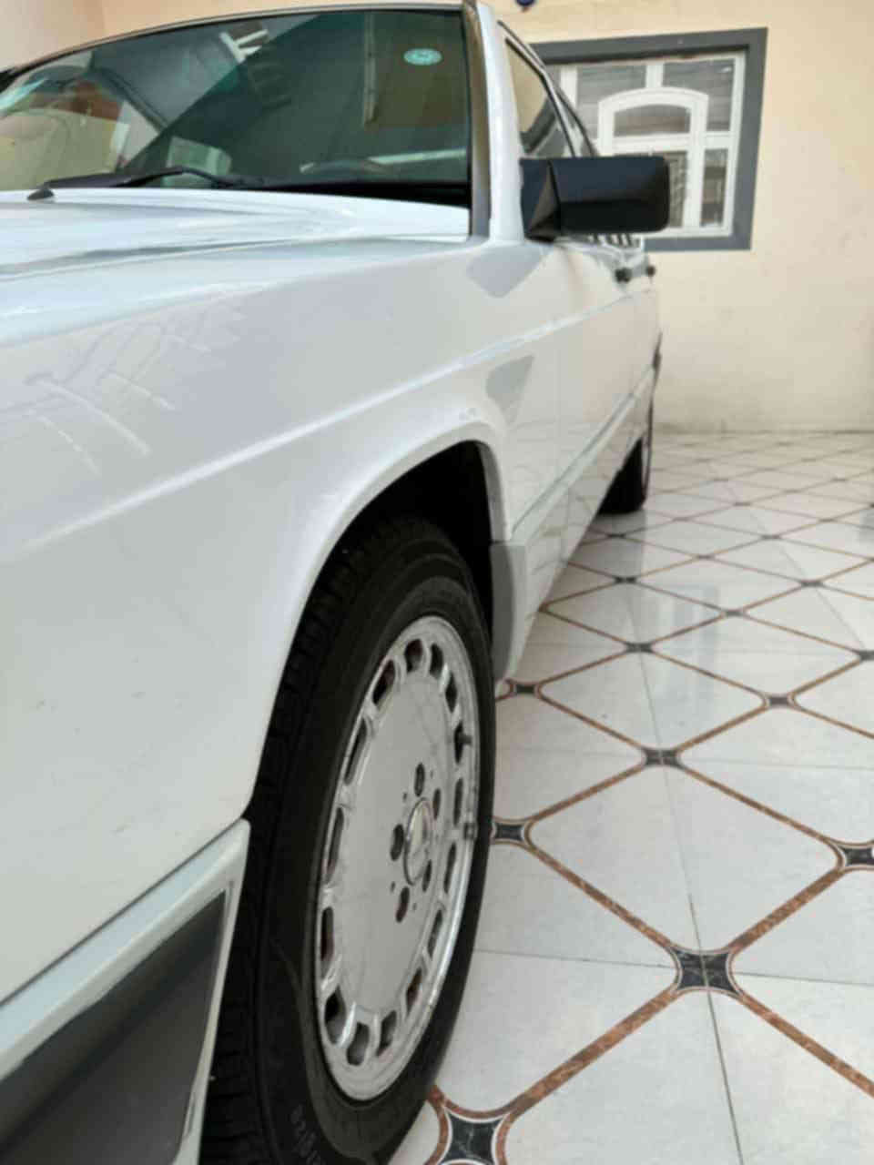 السلام عليكم
للبيع مرسيدس طيارين 190E موديل 1991 وارد يابان لون ابيض فول مواصفات جام كهرباء ايرباك ستيرن دوسات نيكل غرفه السياره جدا نضيفه وبلاديه محرك وكير ونجي تحوير مضبوط تبريد ثلج سبير شركه عده اسعافات رقم اربيل 
السياره سيرفس كامل وكلشي بيها شغال وجديد 
مكان السياره بغداد ... زيونه
السعر 63  $
للاستفسار ***********
