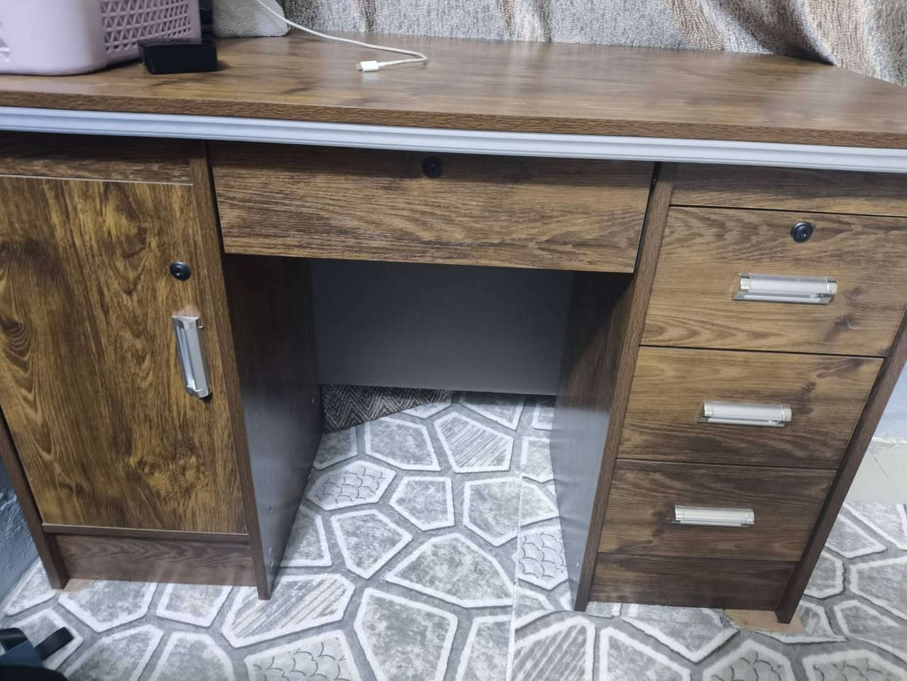 السلام عليكم ميز مكتبي نضيف قياس120سم × 60سم ما صارلي شهر من جبته سعر 80 وبي مجال كلش بسيط
للأسفسار واتساب ***********
