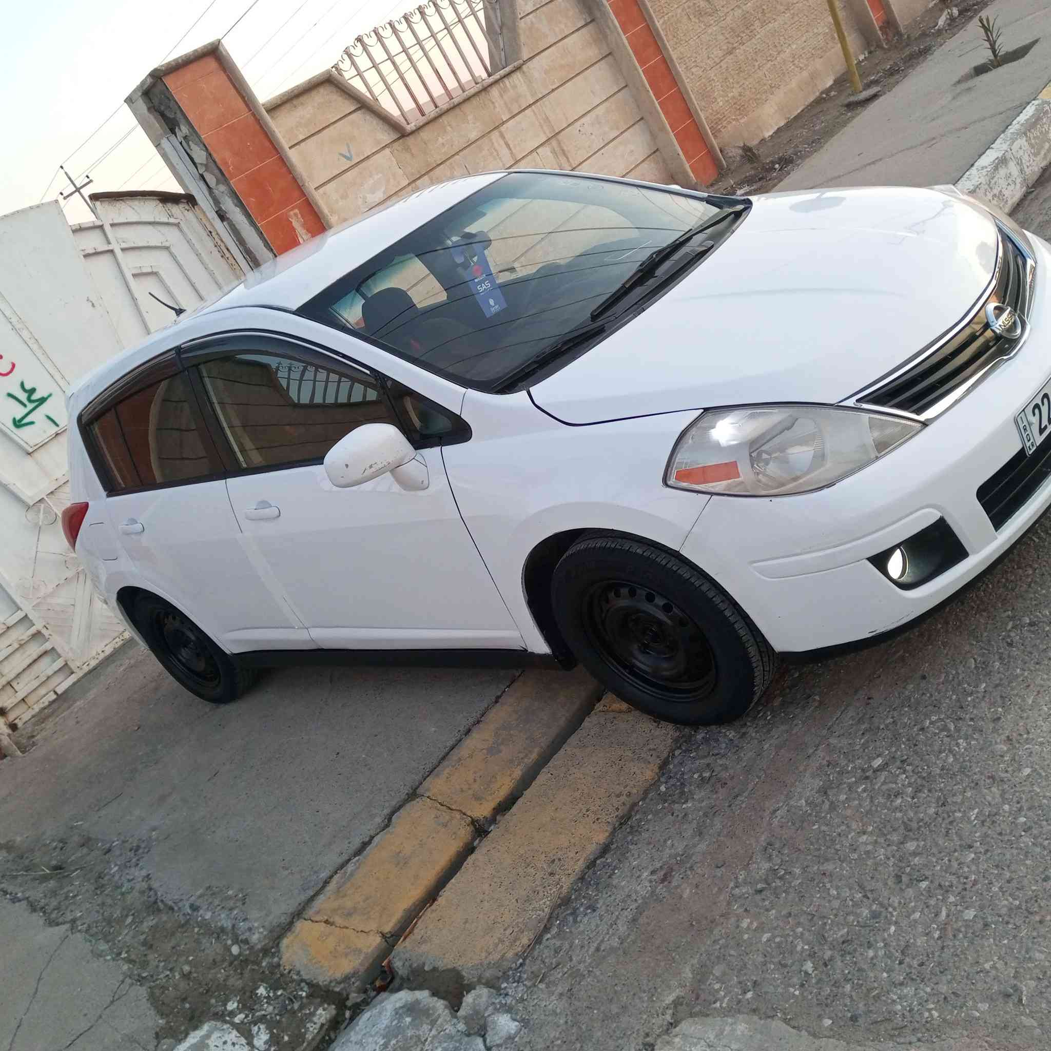 ڤێرسا 2011 چاڕ پارچەی هەیە کەمیک ناوەوی گرتوە بۆیاخە  سەنەوی و هەزەی هەموو نوێە 
شوین هەولیر  نرخ 80گەڵا ***********
