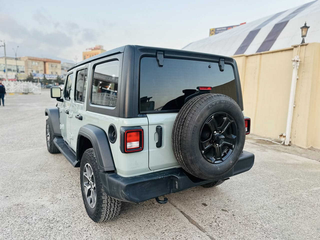 Jeep -Wrangler
موديل:2024
محرك:4توربو 
مصفات سبورت s
جملغ بوليندصبغ
شاشة جبيرة
ماشي 26الف 
سيارة رقم كاتي شرط ترقيم 
مكان سيارة عقرة
سعر(235)ورقة
رقم واتساب؛***********
