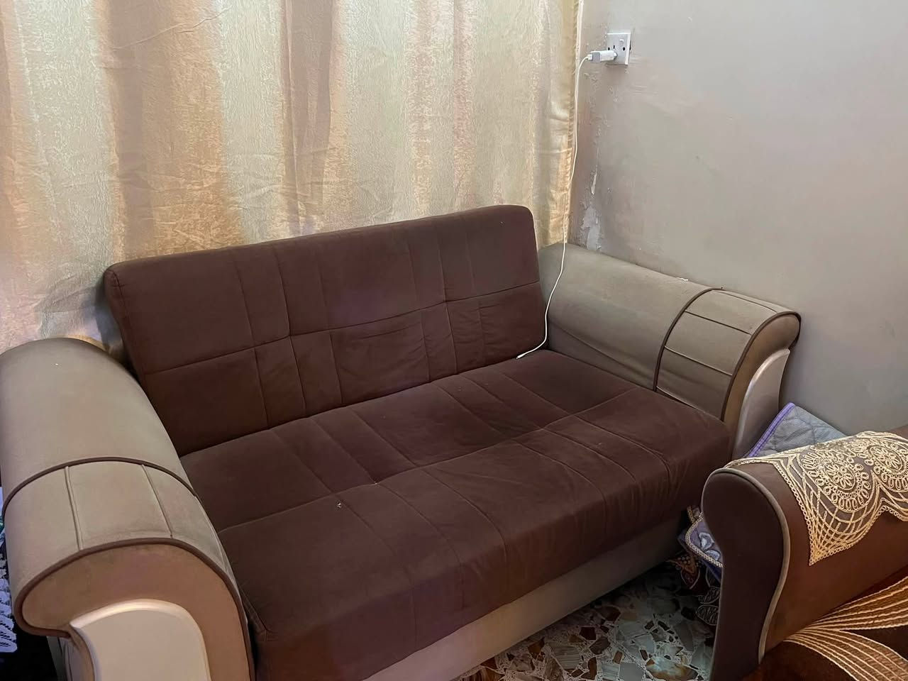 تخم سبع مقاعد مخزن وسرير مع زولية 2x3
السعر 500 الف للتواصل :  *********** موجود واتساب ايضا
