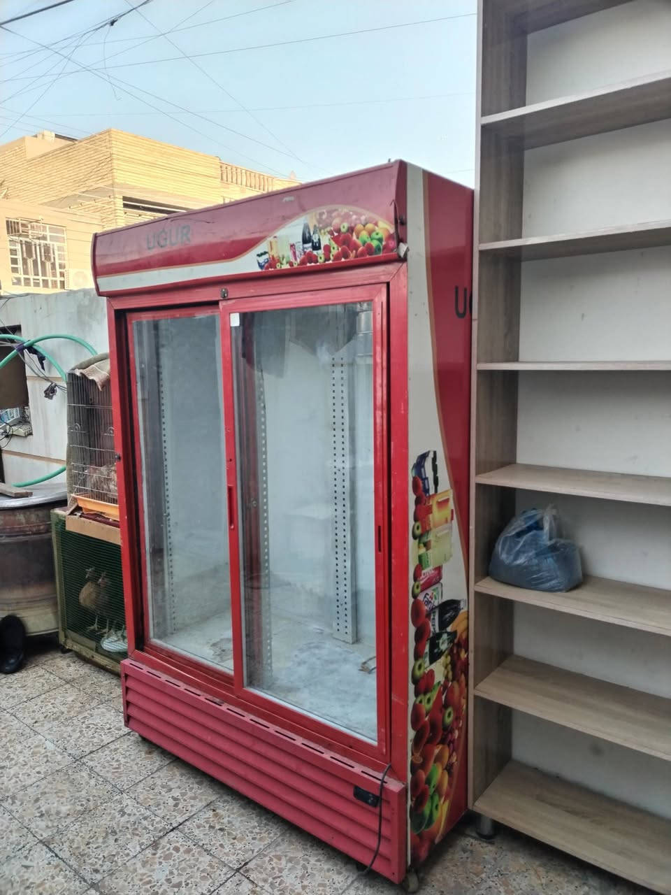 السلام عليكم للبيع مكتبه جديده  مع براد مستعمل عنوان بغداد الشعب رقم الهاتف *********** واتساب أو اتصال
