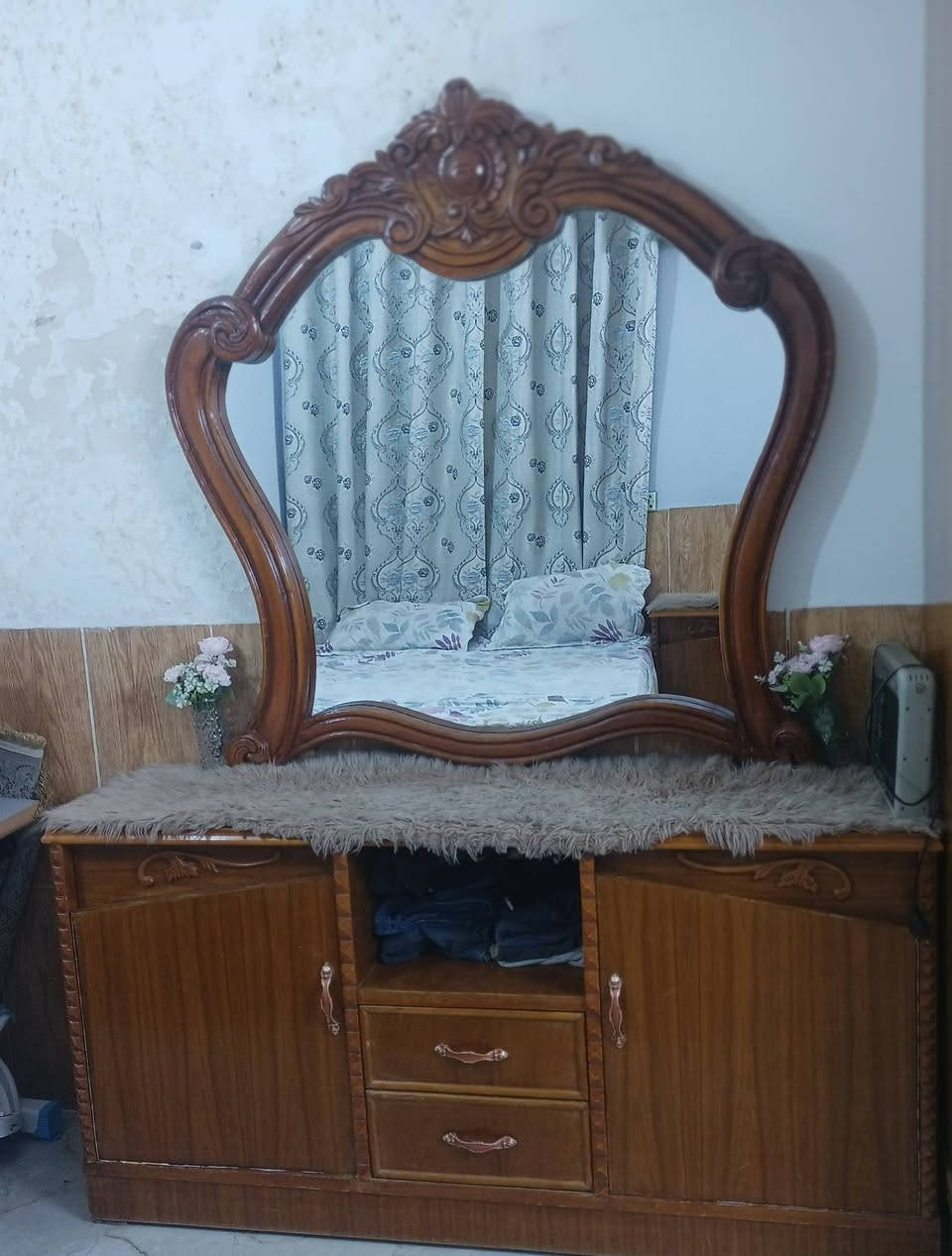 غرفة نوم  للبيع كاملة اصلية صاج  الخشب من الصلي الثكيل  السعر 550 وبيهة مجال تواصل واتساب*********** او على  هاذة الحساب  مازنجر عنوان  بغداد  حي عامل

