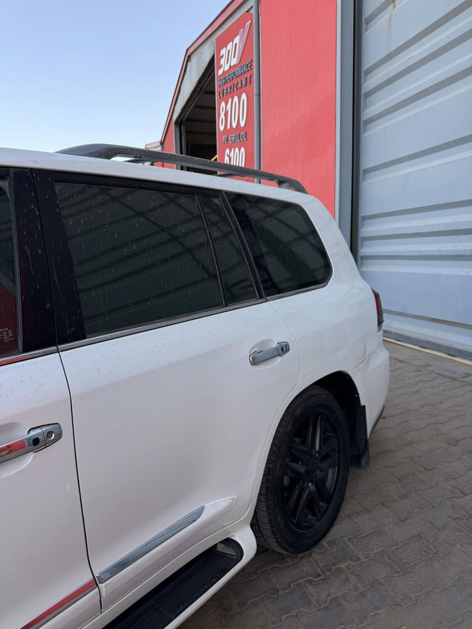 🔥 لكزز LX570 S — ملك الطرق 🔥

المواصفات الكاملة:
🚗السياره موديل 9محدث 2015   
🚗 محرك 8 سلندر (V8) سعة 5.7 لتر
⚡ قوة تقريباً 362 حصان
🔄 قير أوتوماتيك 8 سرعات
🛞 دفع رباعي دائم (4WD)
⛽ خزان وقود كبير مناسب للسفر
✨ الفئة S (Sport):
🔴جكات
• كِت رياضي خارجي (شبك + صدامات مميزة)
💺 الداخلية:
• جلد فاخر (تبريد + تسخين للمقاعد)
• تحكم كهربائي بالمقاعد + ذاكرة
• فتحة سقف
• ثلاجة (Cool Box)
📺 التكنولوجيا:
• شاشة وسطية كبيرة 
• نظام صوتي فاخر
• كاميرات 360 درجة
• حساسات أمامية وخلفية
• تشغيل بصمة + دخول ذكي

🛡️ الأمان:
• نظام مانع الانزلاق
• نظام المحافظة على المسار
• مثبت سرعة ذكي
• وسائد هوائية متعددة
***********
السيارة نظيفة جداً وجاهزة للفحص بس جاملغ صبغ وبارد
مسويلها ادامه كامله بالشركه من حداديه وتخم تاير
💰 السعر 272 ورقه 
لا تضيع الفرصة… هيبة + قوة + فخامة بسيارة وحدة!
